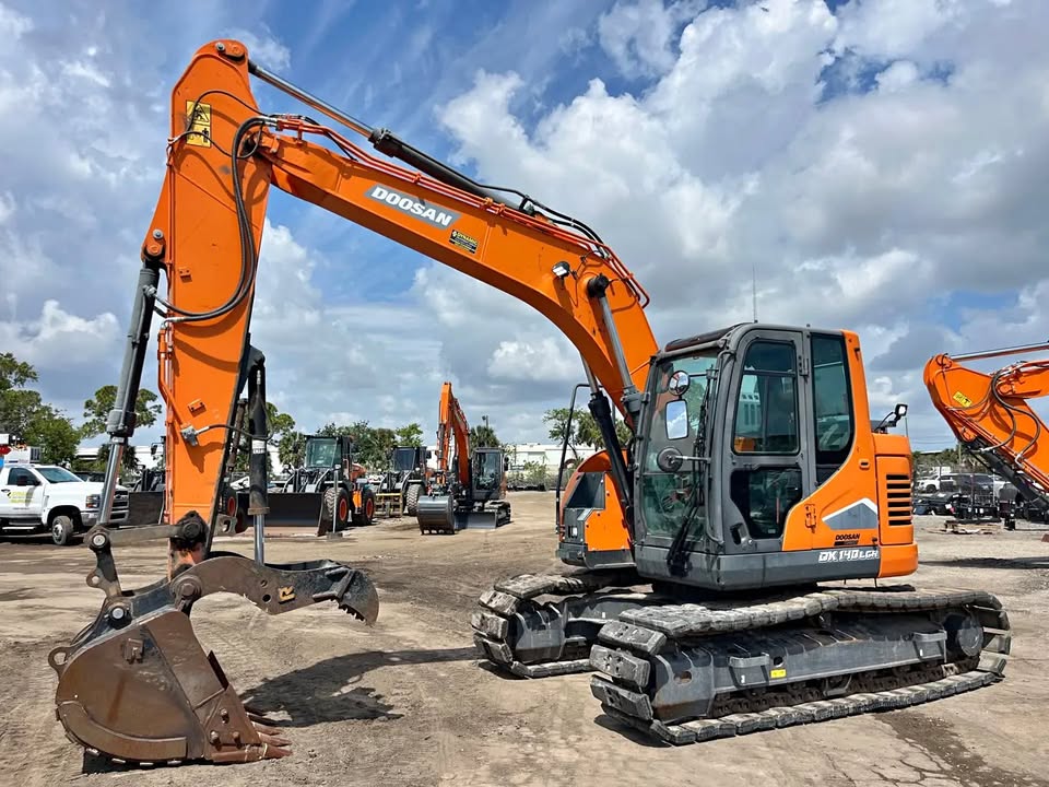 Used Doosan dx140lcr-7 15-ton Excavator In Guyana