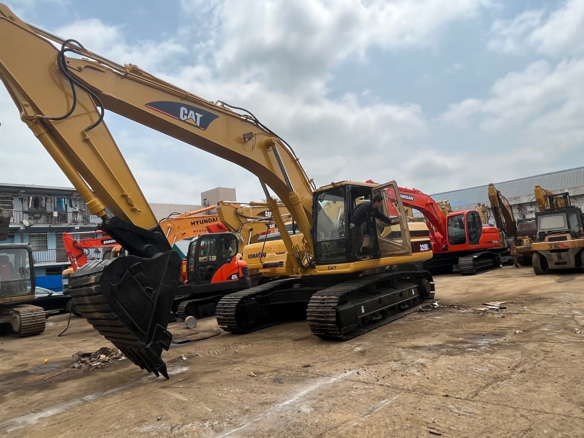 Used CAT 325BL Excavator In Shanghai,China