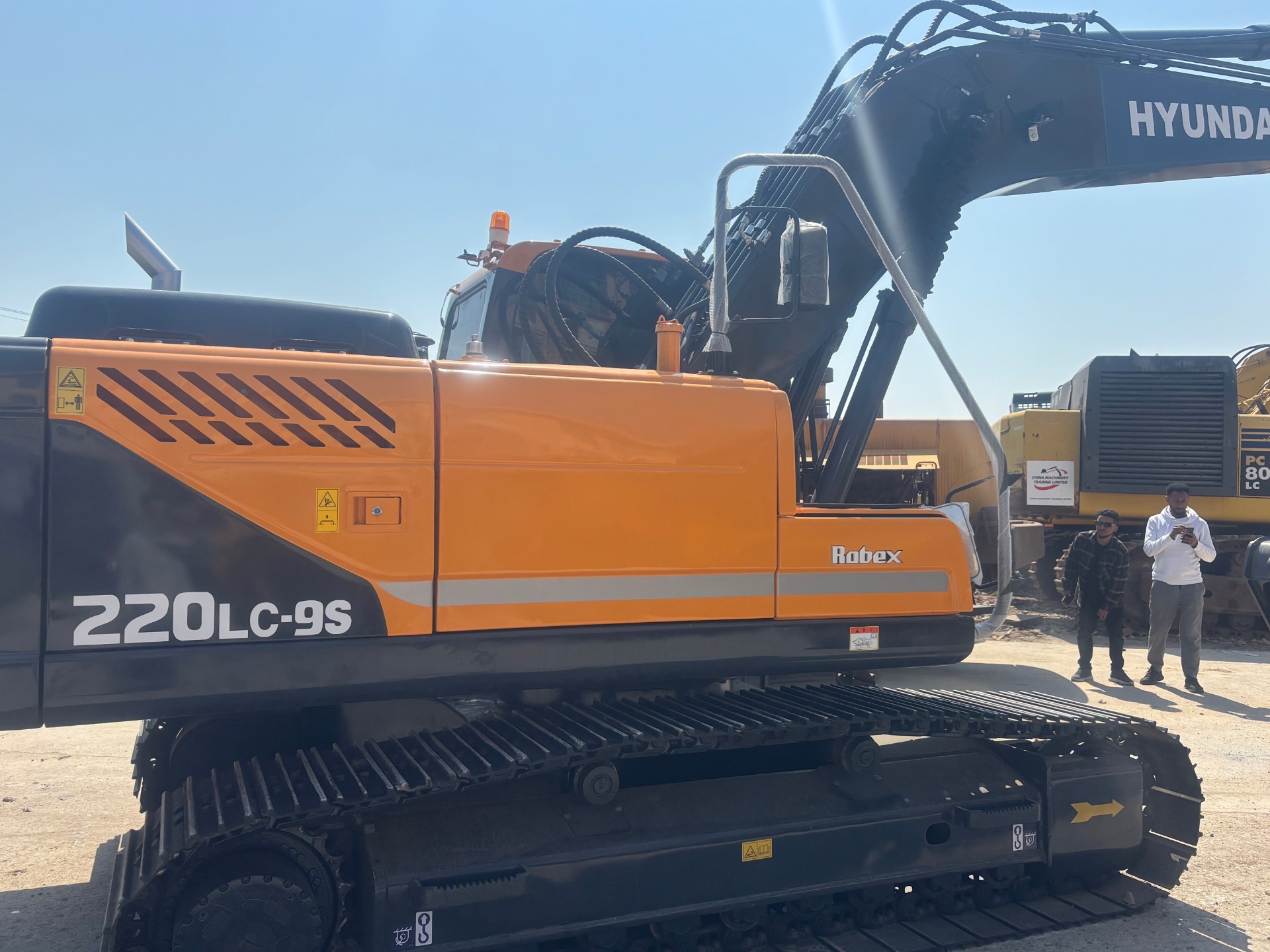 Used Hyundai R220LC-9S Excavator In Colombia